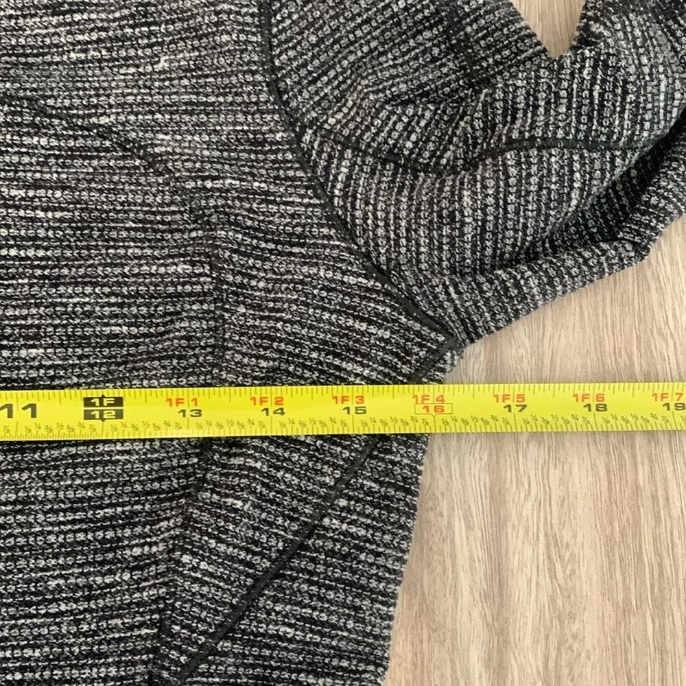 Lululemon Run Briskly 1/2 Zip Pullover Long Sleeve Top in Coco Pique Black White